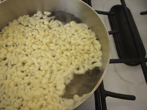 Spaetzle_cooking