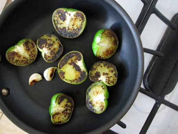 Charring_tomatillos