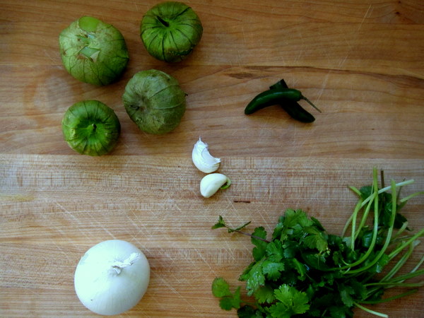 Tomatillo_salsa_ingredients