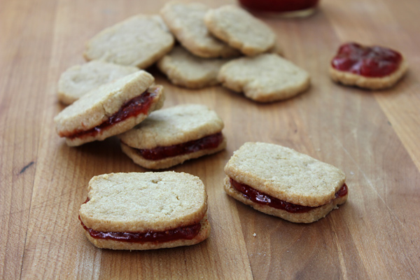 Strawberry_whole_wheat_sandwich_cookies