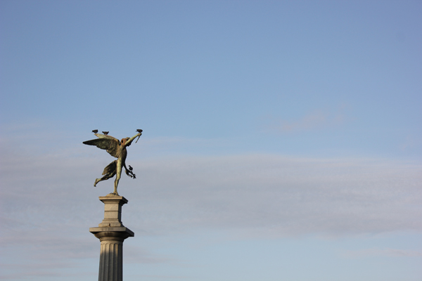 statue_sky