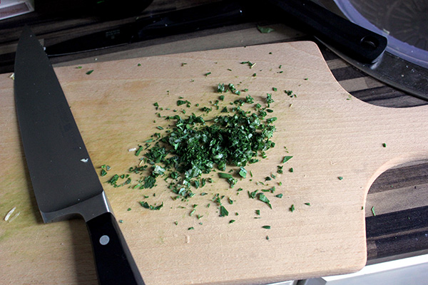 Chopping_herbs_garlic