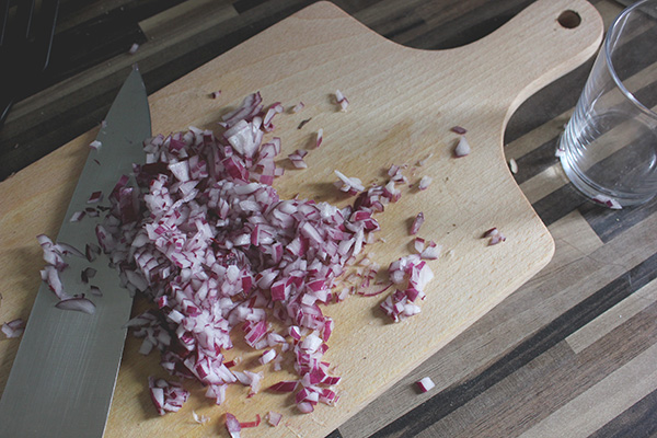 Chopping_red_onion