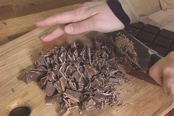 Chopping_chocolate