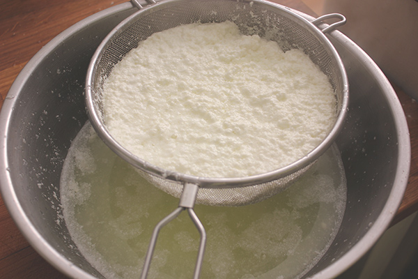 straining_ricotta