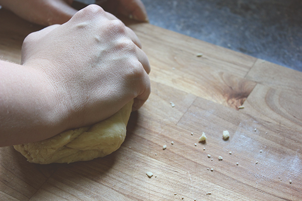 Kneading_pasta